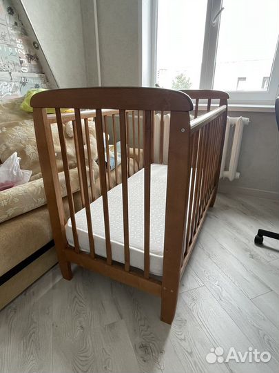 Детская кроватка с маятником