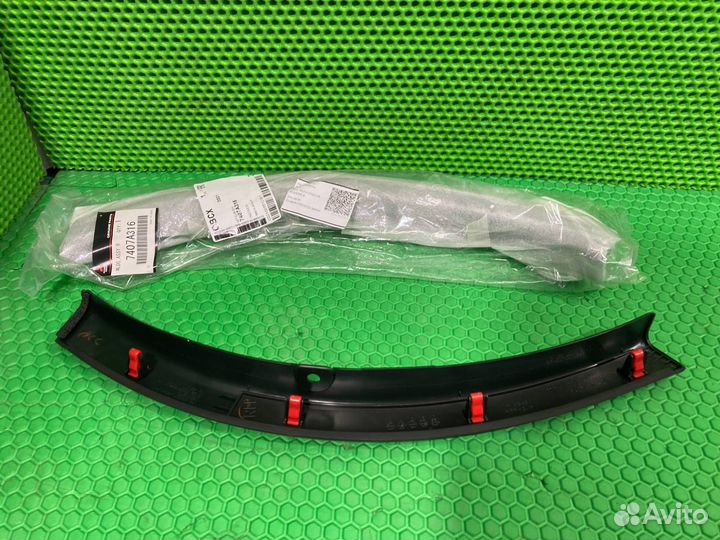 Накладка бампера передняя правая Mitsubishi