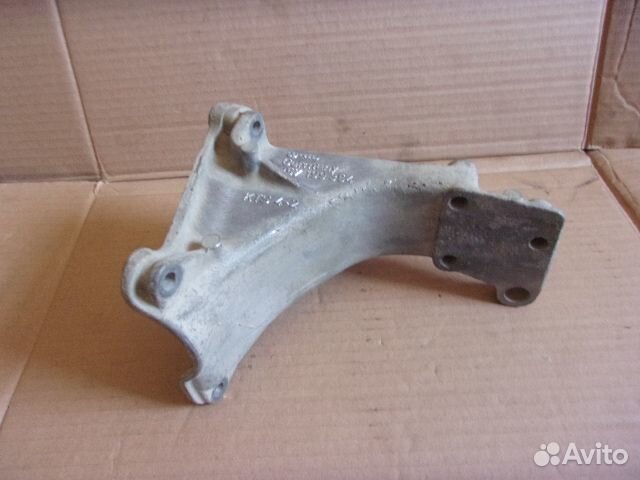 VW Passat B3 / B4, 88-96г. кронштейн задний правый