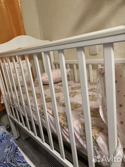 Детская кроватка с маятником и матрасом
