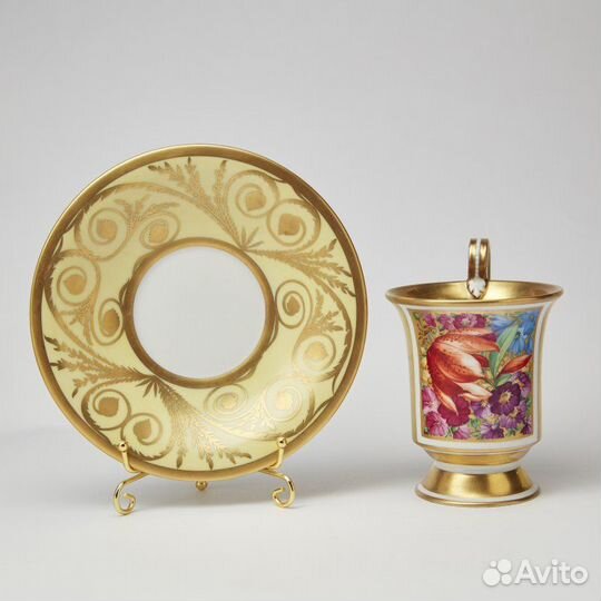 Крм. Коллекционная чашка с блюдцем с цветочной рос