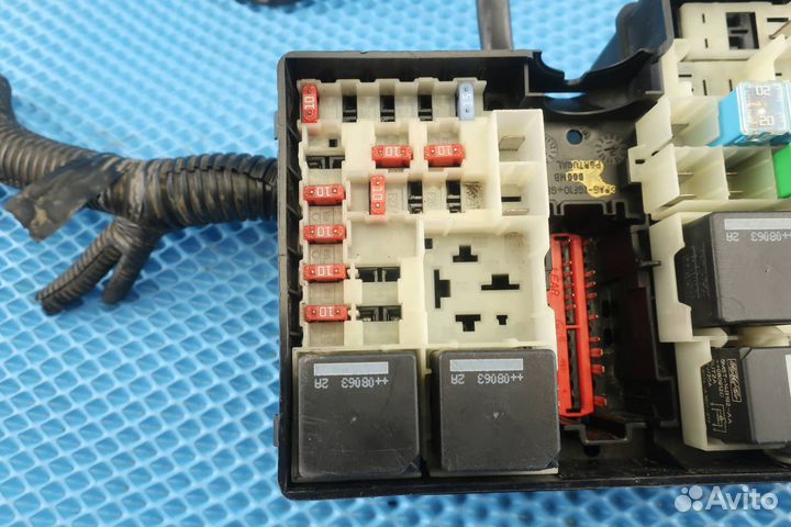 Блок предохранителей подкапотный Ford Focus 2