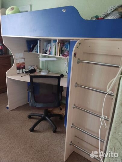 Детская кровать чердак со столом и шкафом