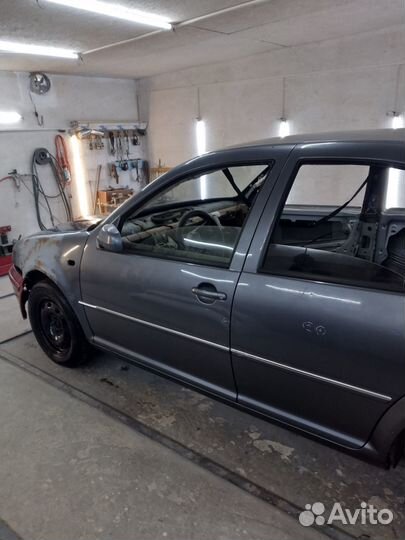 Volkswagen Jetta 2.0 МТ, 2004, битый, 140 000 км