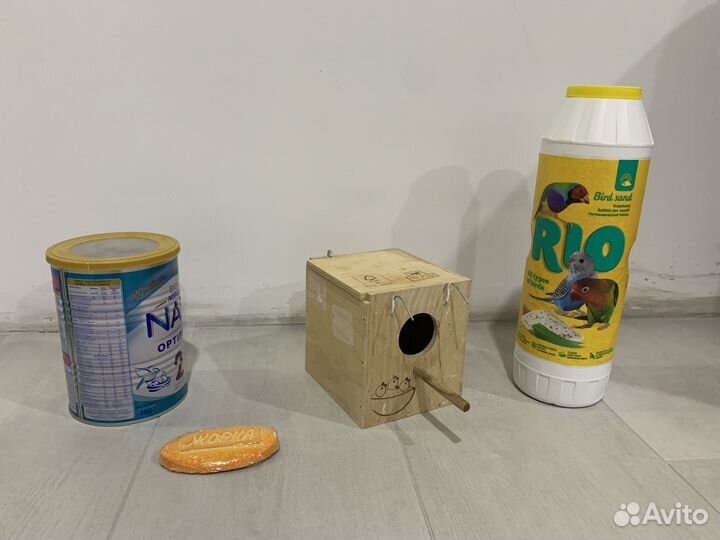 Для попугаев гнездо, песок, корм, камень