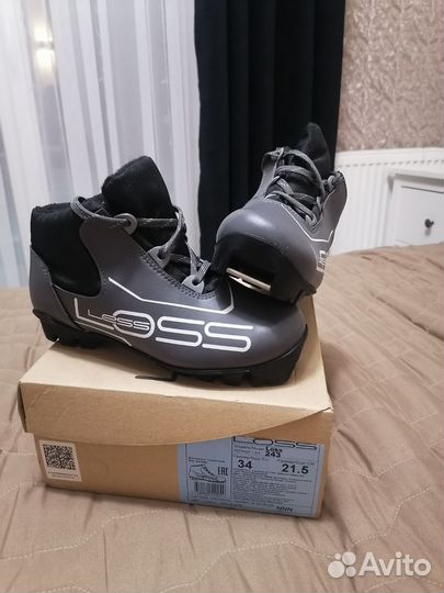 Лыжные ботинки и лыжи