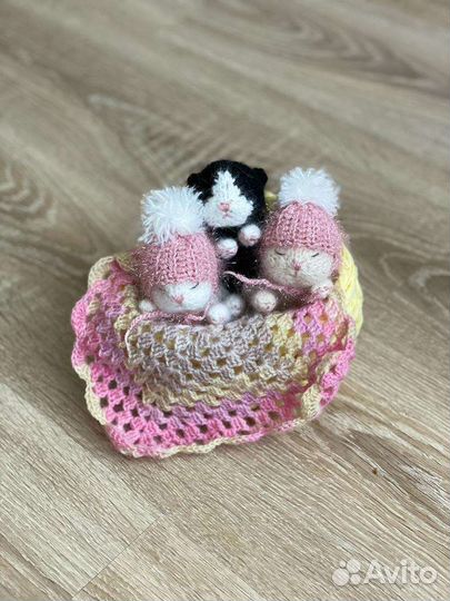 Вязаный котенок игрушка
