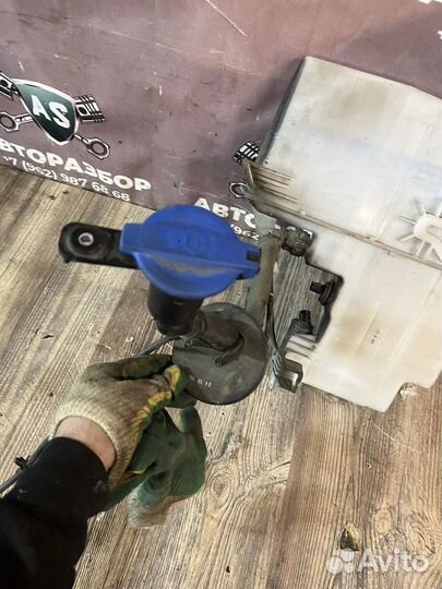 Kia stinger бочок омывателя В сборе