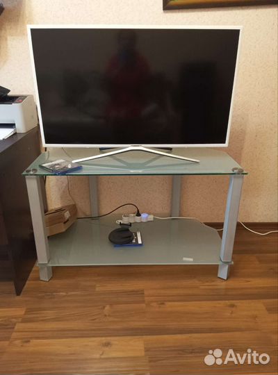 Стекляная тумба под тв