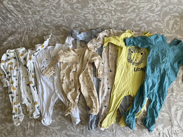 Пакет вещей и в подарок коврик с мобилем