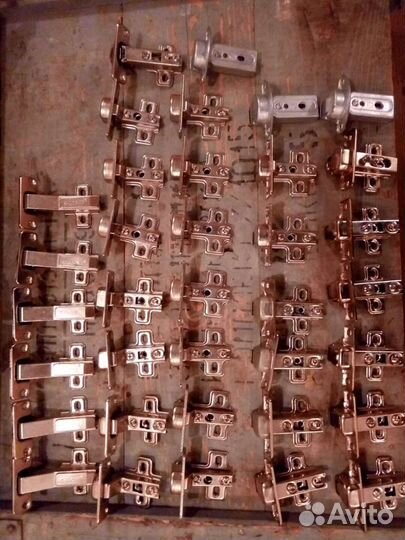 Мебельная фурнитура-петля накладная