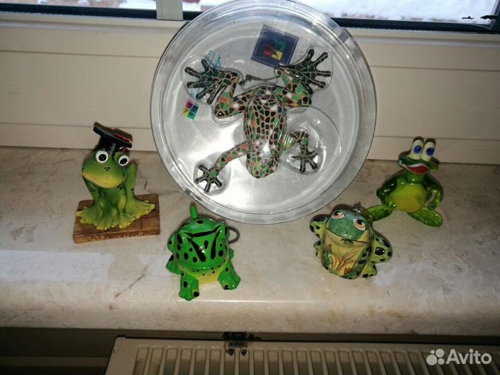 Коллекция фигурок лягушек