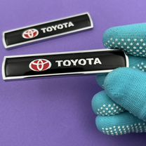 Шильдик 2 шт Toyota черный надпись Тойота эмблема