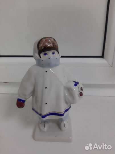 Фарфоровые статуэтки Укутыш Медведь с гармошкой