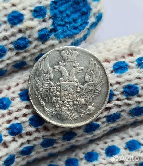 Серебряные монеты, весы для чешуи