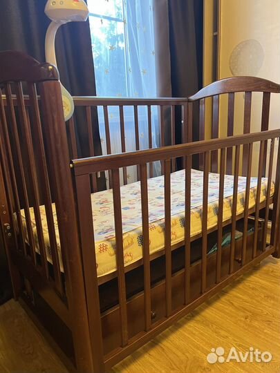Детская кроватка с маятником