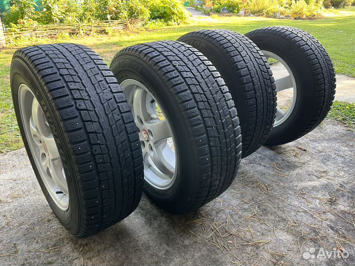 Dunlop SP Winter Ice 01 215/60 R16