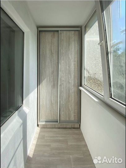 Шкаф на балкон на заказ, с жалюзийными дверьми