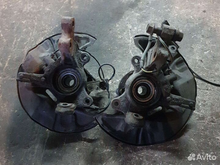 Кулак поворотный левый тойота авенсис т250