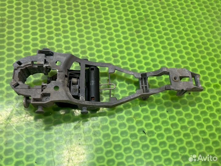 Кронштейн задней правой ручки октавия а5