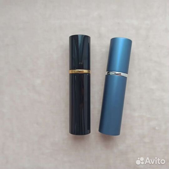 Стеклянный флакон в металлическом корпусе