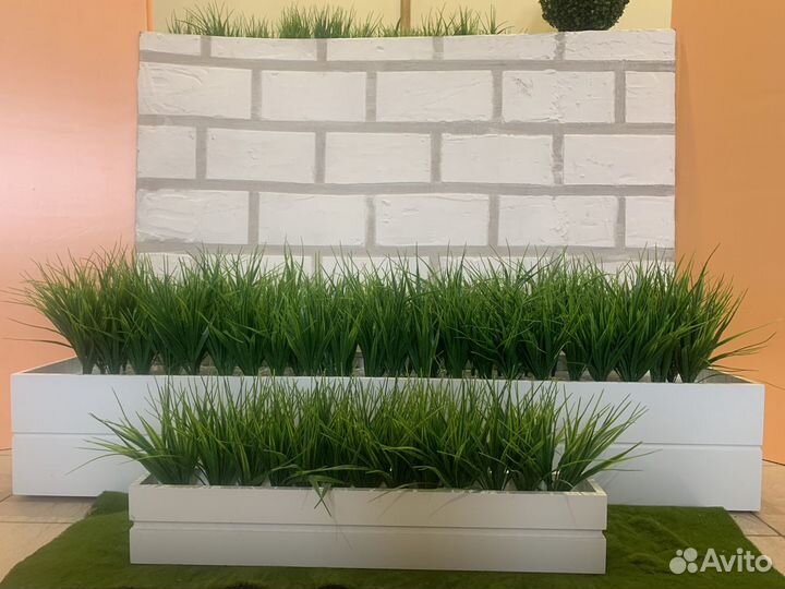 Ящик с искусственной осокой