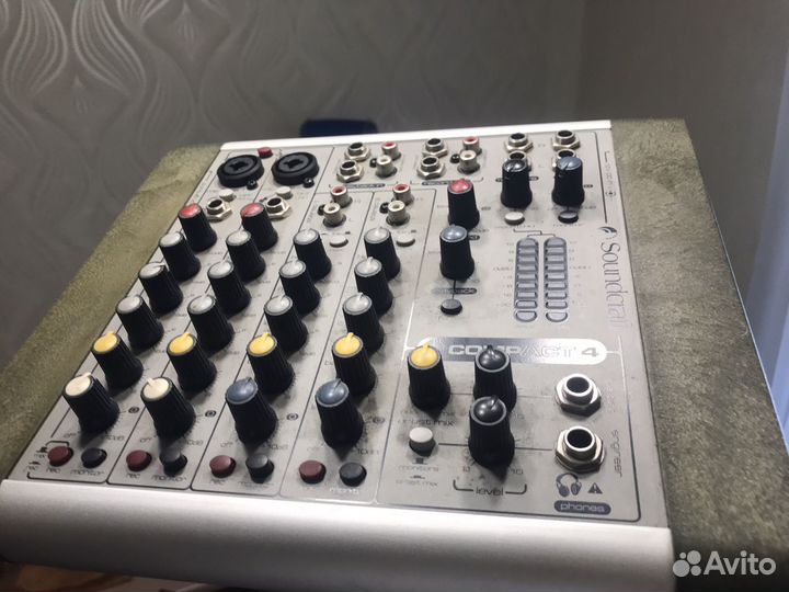 Микшерный пульт Soundcraft Compact 4