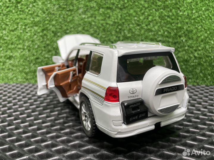 Металлическая модель Лэнд Крузер Прадо