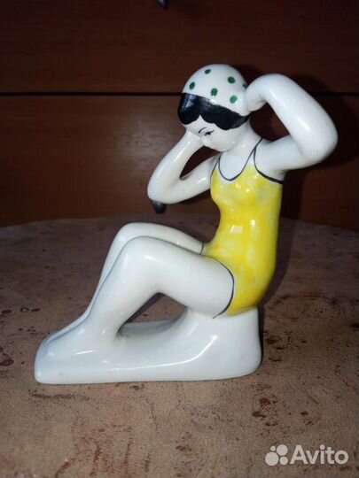 Фарфоровая статуэтка пловчиха Купальщица Гжель