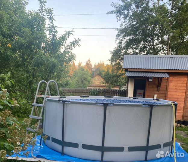 Бассейн с лестницей