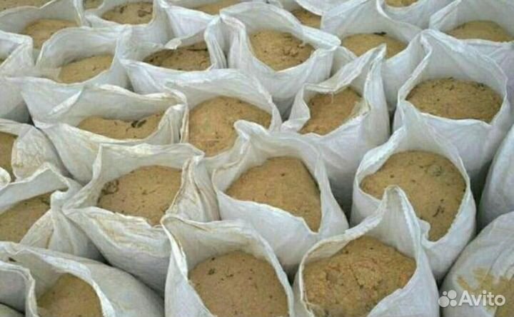 Сухие опилки в мешках