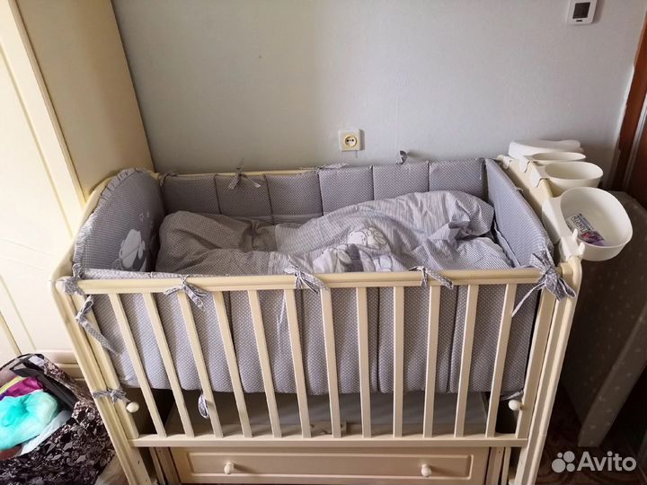 Кроватка для новорожденных и шкаф