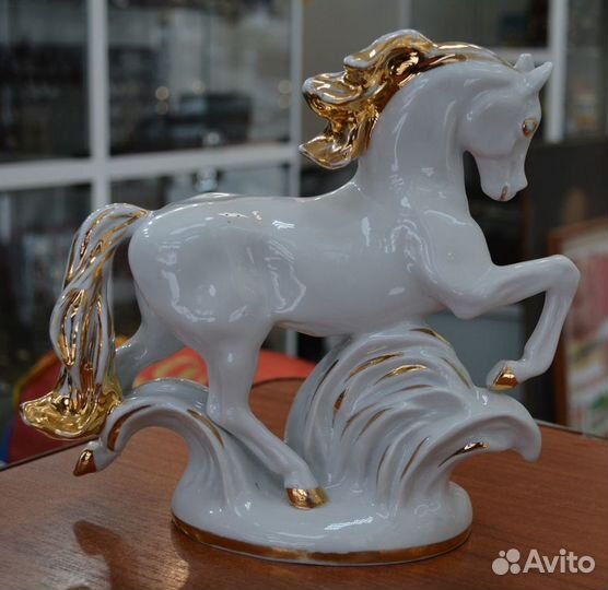 Фарфоровая статуэтка- конь златогривый. лфз