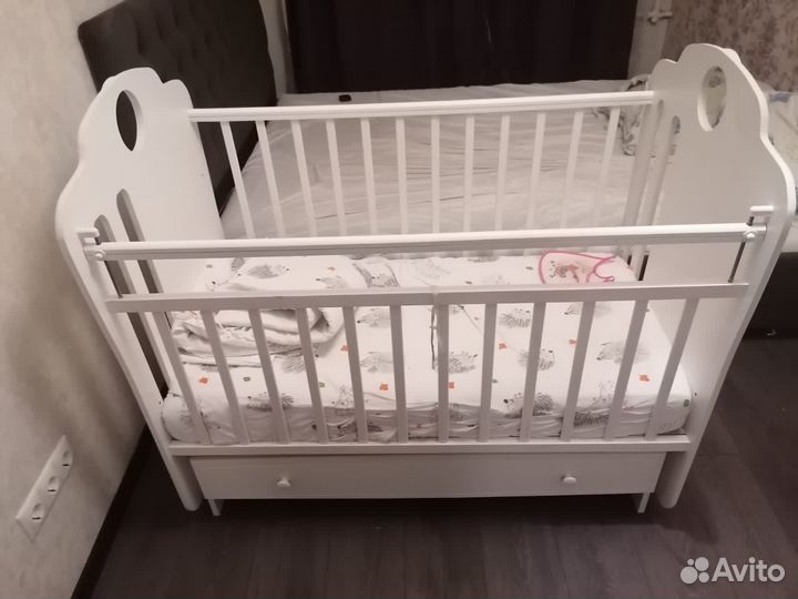 Детская кроватка с маятником