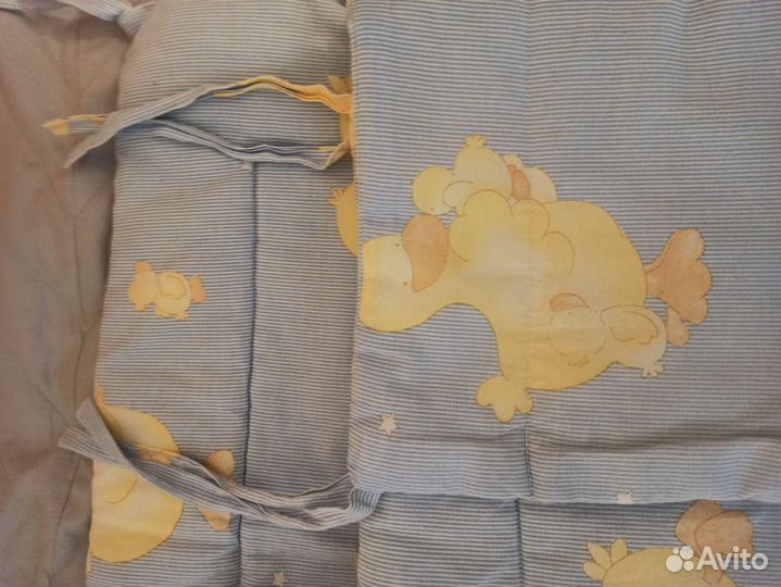 Бортики в кроватку в отличном состоянии