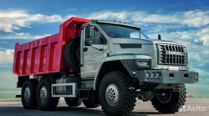 Водитель самосвала