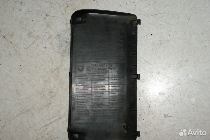 Крышка предохранителей Volkswagen Passat B4