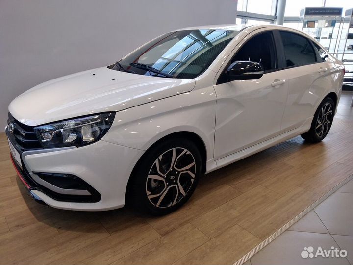 Водитель со своим автомобилем