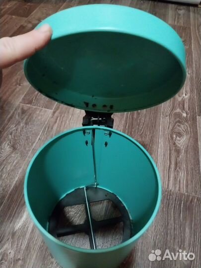 Ведро для мусора с педалью.Металл