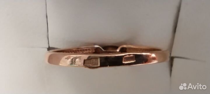 Золотое кольцо с бриллиантом