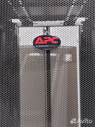 Серверный шкаф APC AR3100 42U