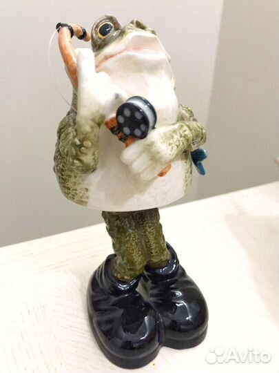 Фарфоровая фигурка болванчик Лягушка - рыбак