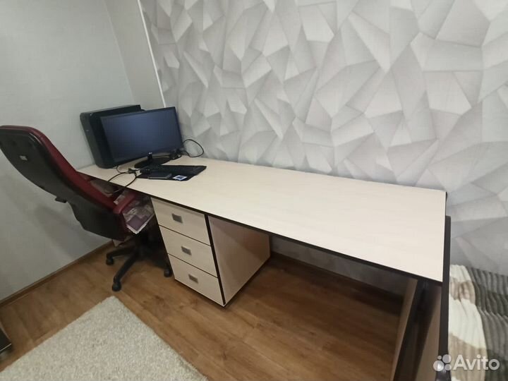 Письменный стол