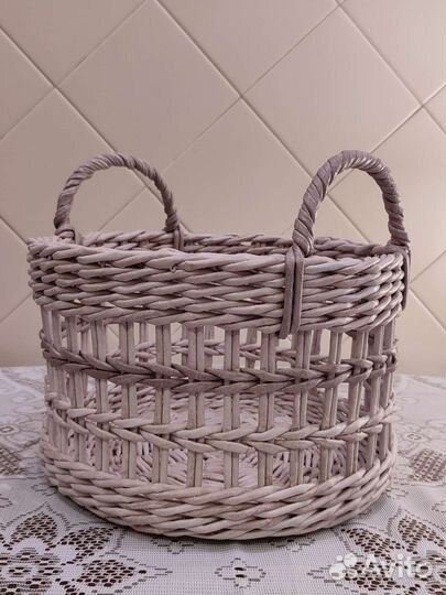 Корзина плетеная из бумажной лозы
