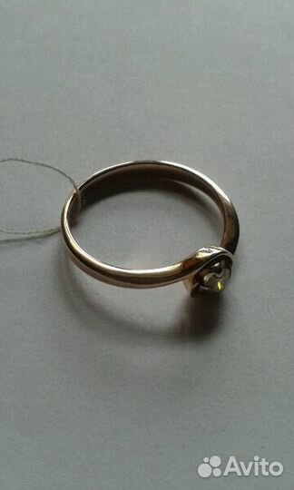 Золотое кольцо с бриллиантом