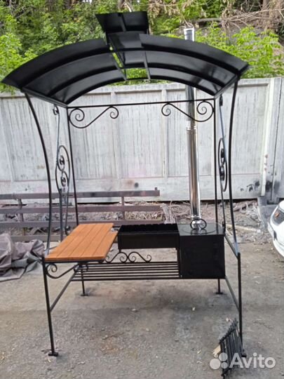 Мангальная зона под крышей