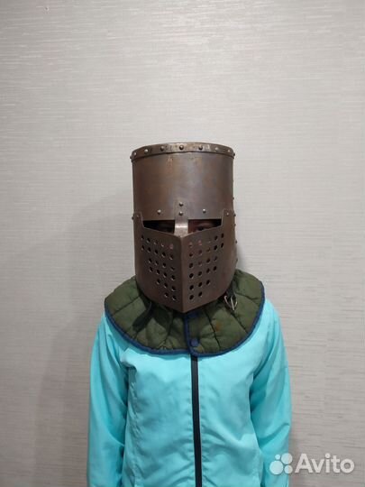 Шлем рыцаря с подшлемники и руковицами