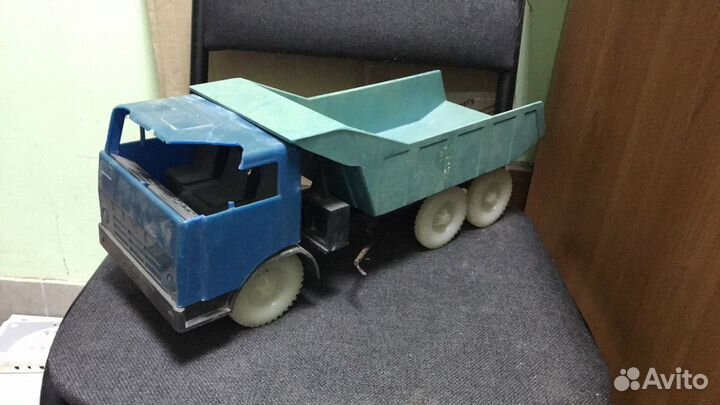 Игрушка самосвал грузовик камаз пластмасса.ссср