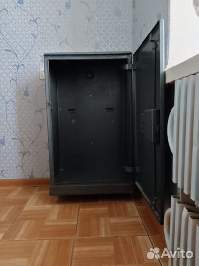 Сейф металлический