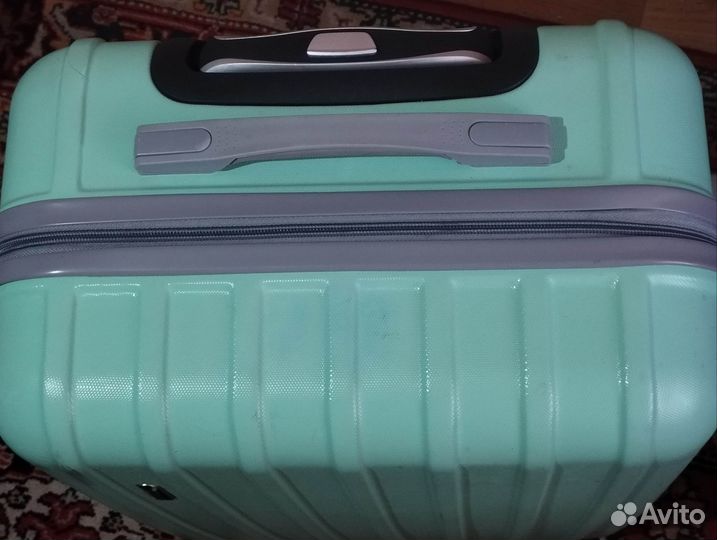 Чемодан на колесах пластиковый бу